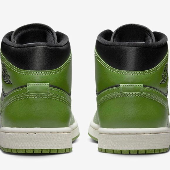 Air Jordan 1 Mid Sneaker - Picture 7 of 8